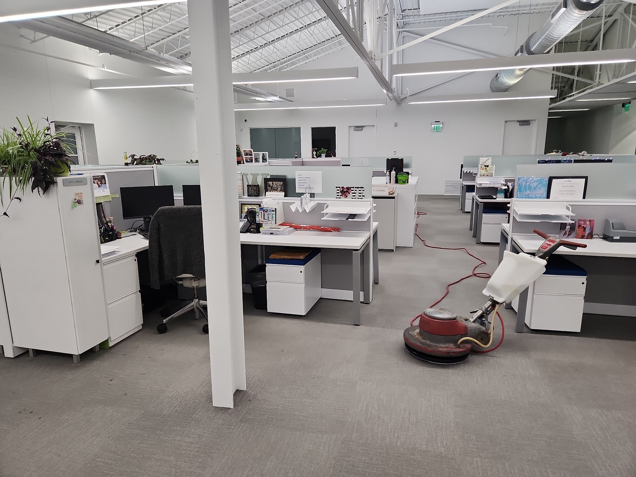 Cubicle carpet cleaning in progress
