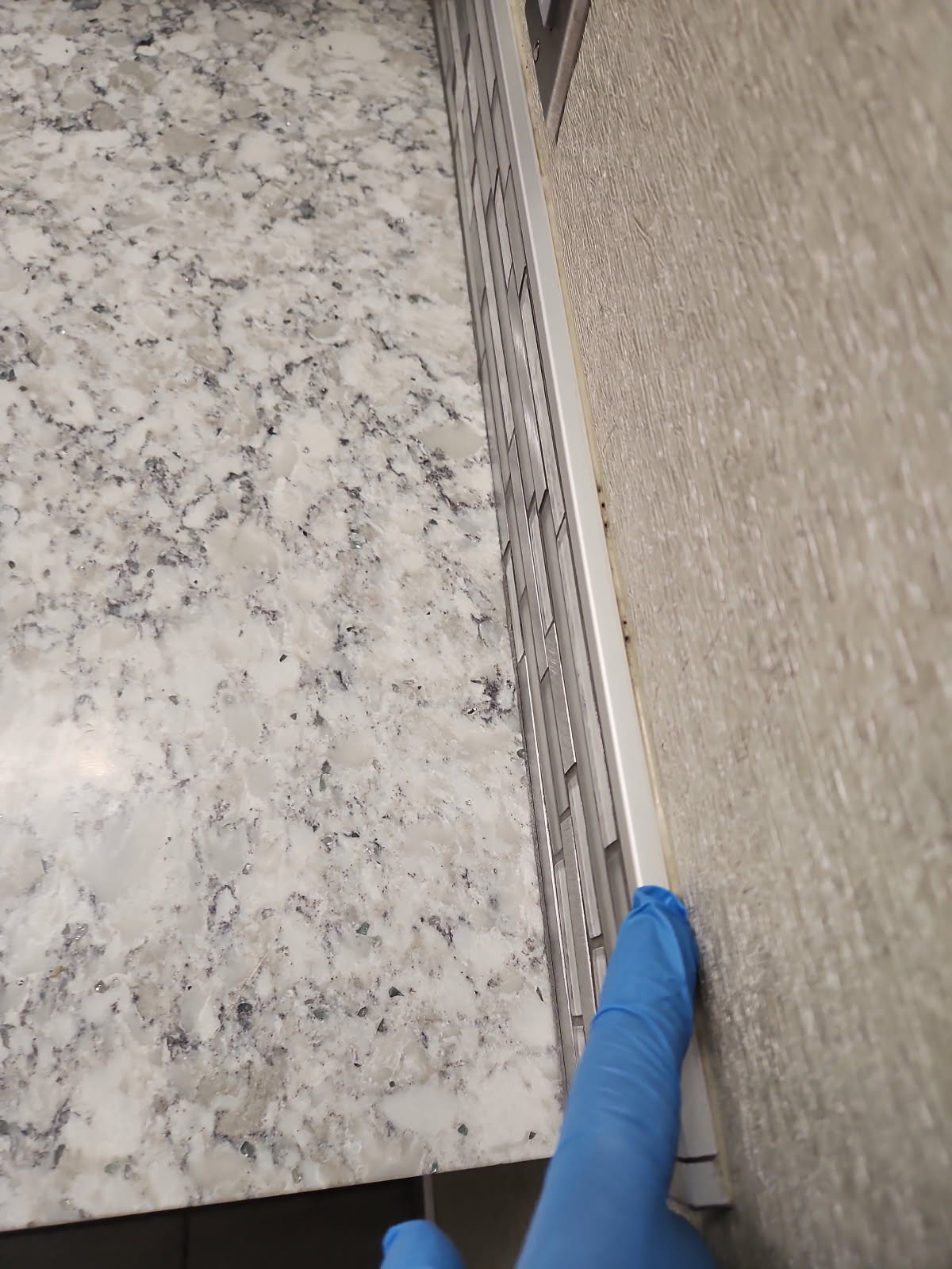 Dust-free tile edge