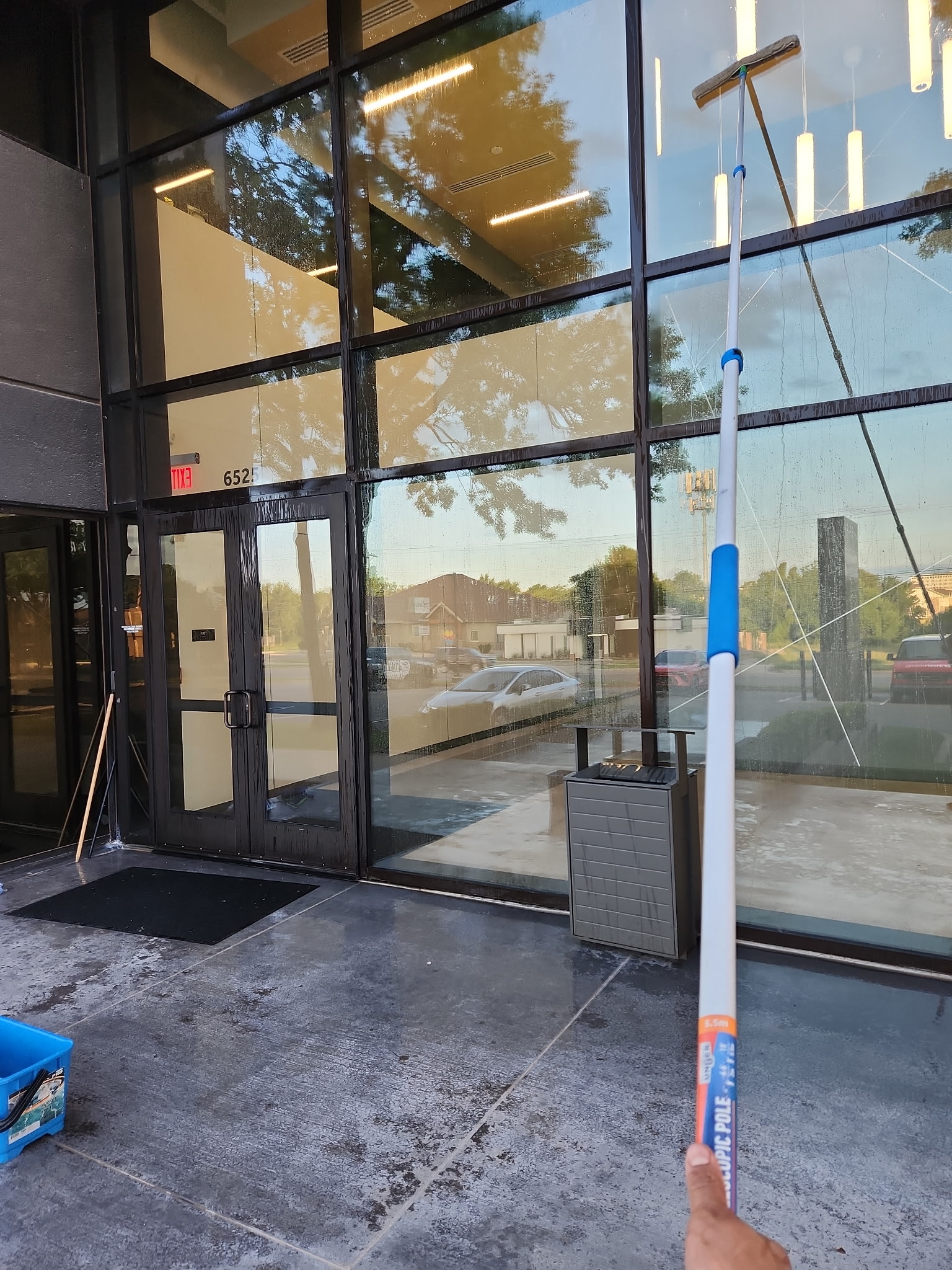 Streak-free window cleaning on office glass